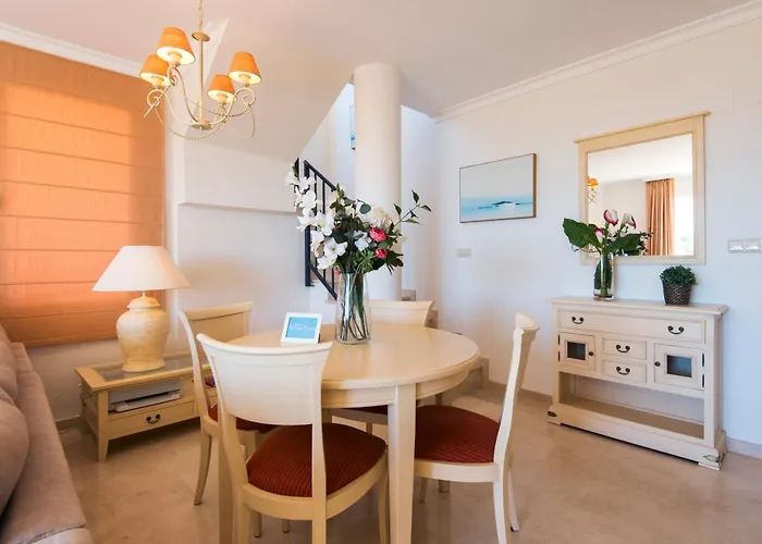 アパート Rentandhomes Penthouse Elviria Golf マルベーリャ